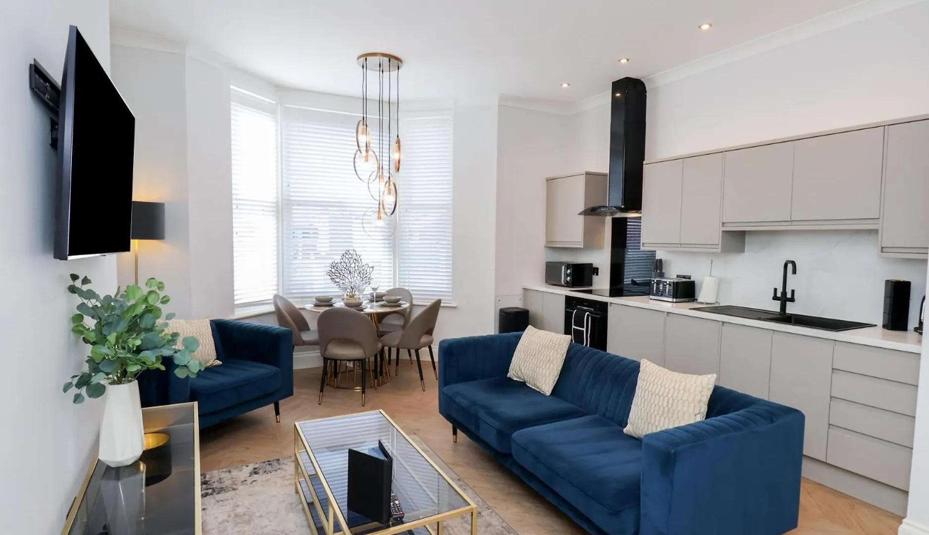 Kontakte von The Salisbury Apartment 301